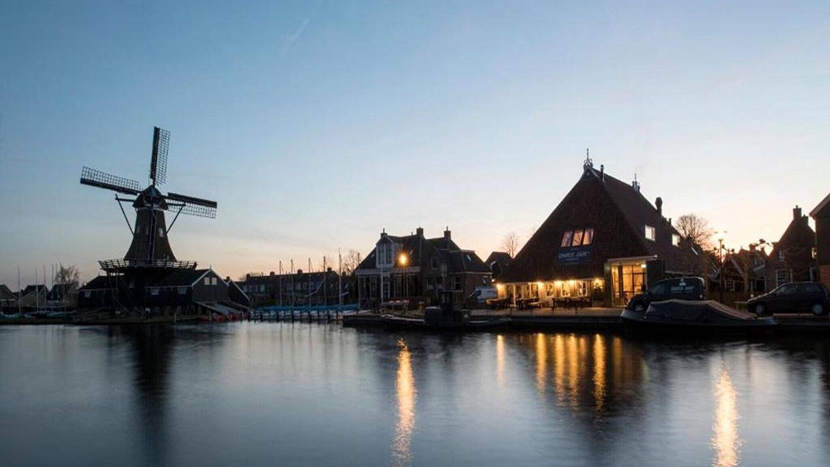 Woudsend House | Farmhouse by Frisian Lakes with Private Mooring
