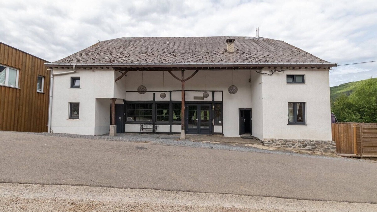 Grand Coo House | Farmhouse by Lake Coo with Jacuzzi