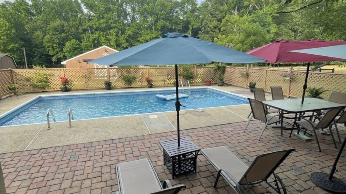 Howell House | Farmhouse by the beach with a pool!