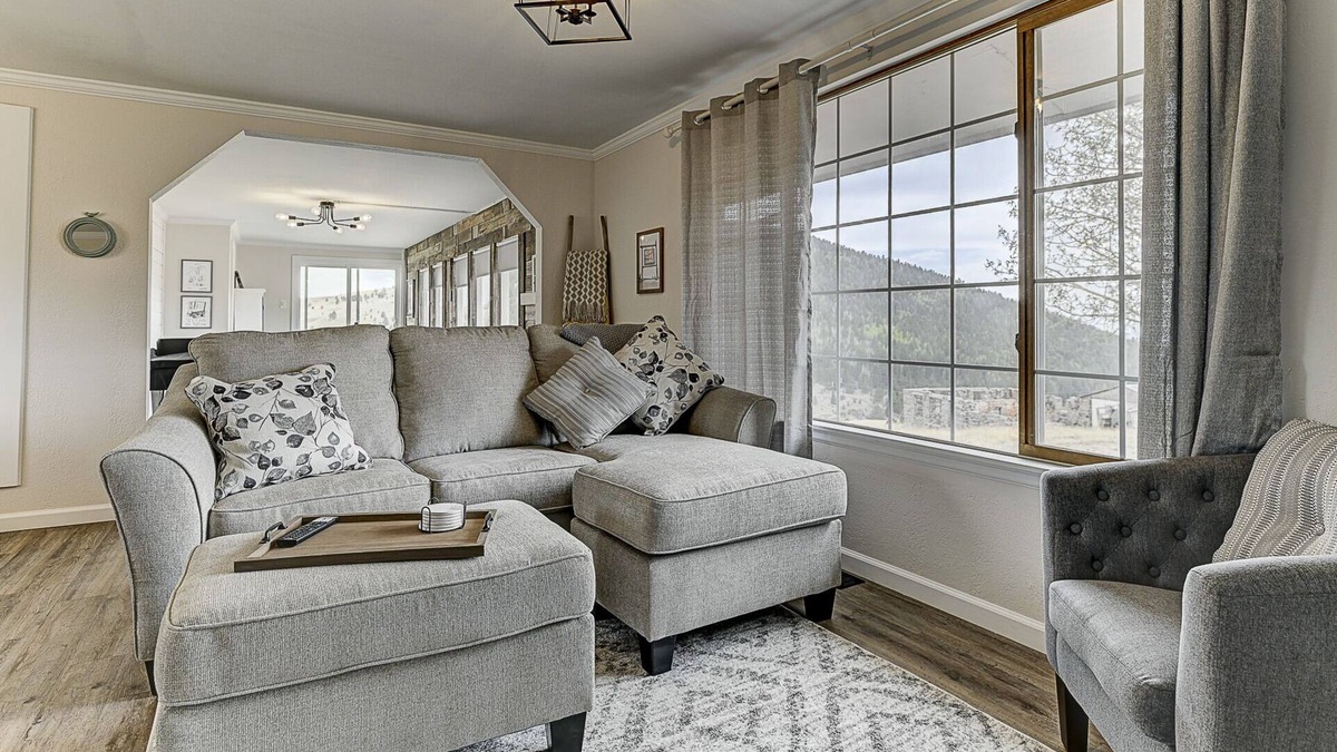 Victor House | Farmhouse Cabin w/Game room in a Historic Gold Mine Town w/Mountain Views