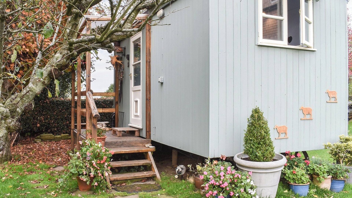 Churt Cottage | Farmhouse Garden Shepherds Hut
