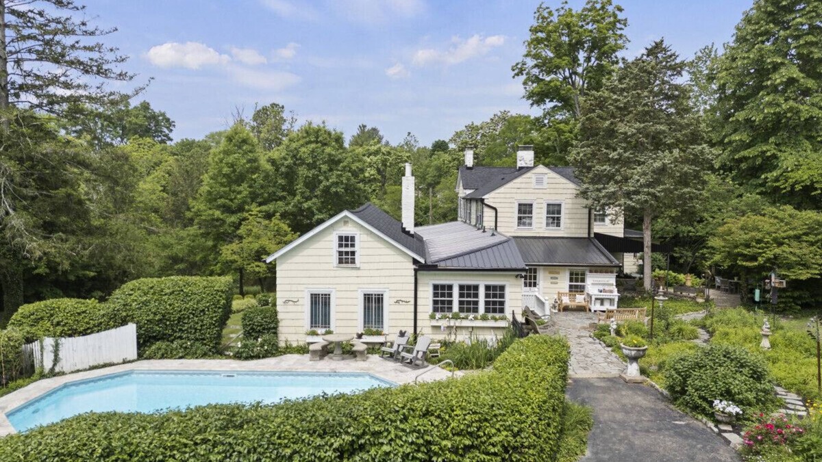 Anderson Township House | Farmhouse, Gardens, Pool, Fishing Pond, Pergolas