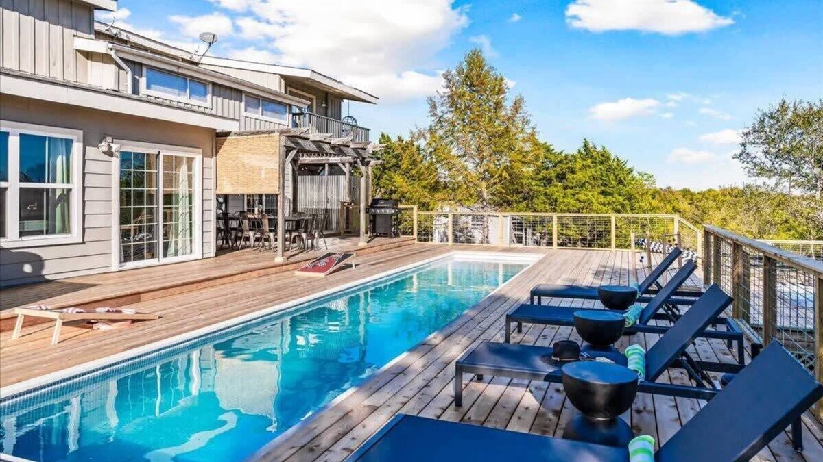 Manor House | Farmhouse ~ Hot Tub + Pool ~ On Expansive 5 Acres!