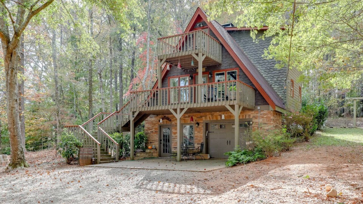 Gainesville Cabin | Farmhouse in a Peaceful Paradise with Huge Hot tub