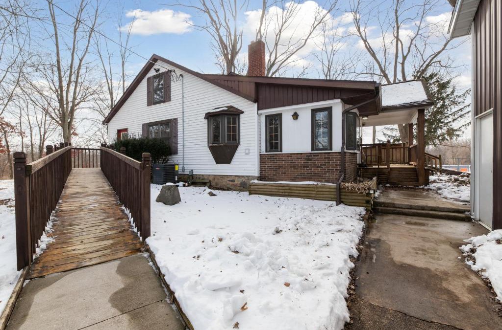 East Leroy House | Farmhouse in Battle Creek whit hub tube