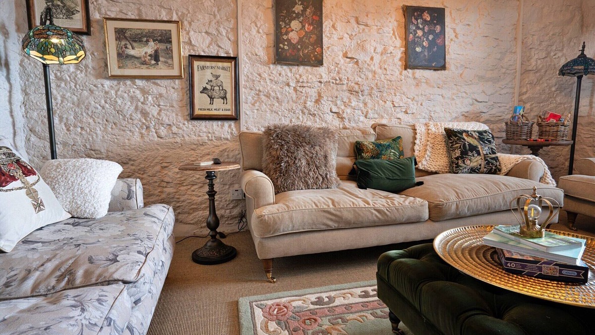 Buxton Cottage | Farmhouse in Staffordshire with Hill Views