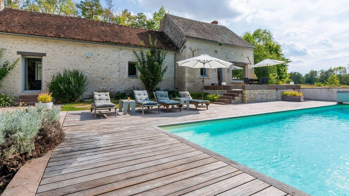 Yevre-le-Chatel House | Farmhouse in Yèvre-le-Châtel with Heated Pool