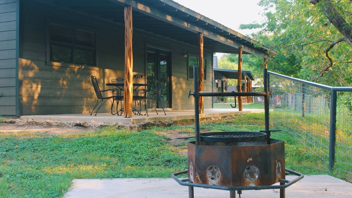 Leakey House | Farmhouse is located on the corner of Oak Hill and Evergreen St.