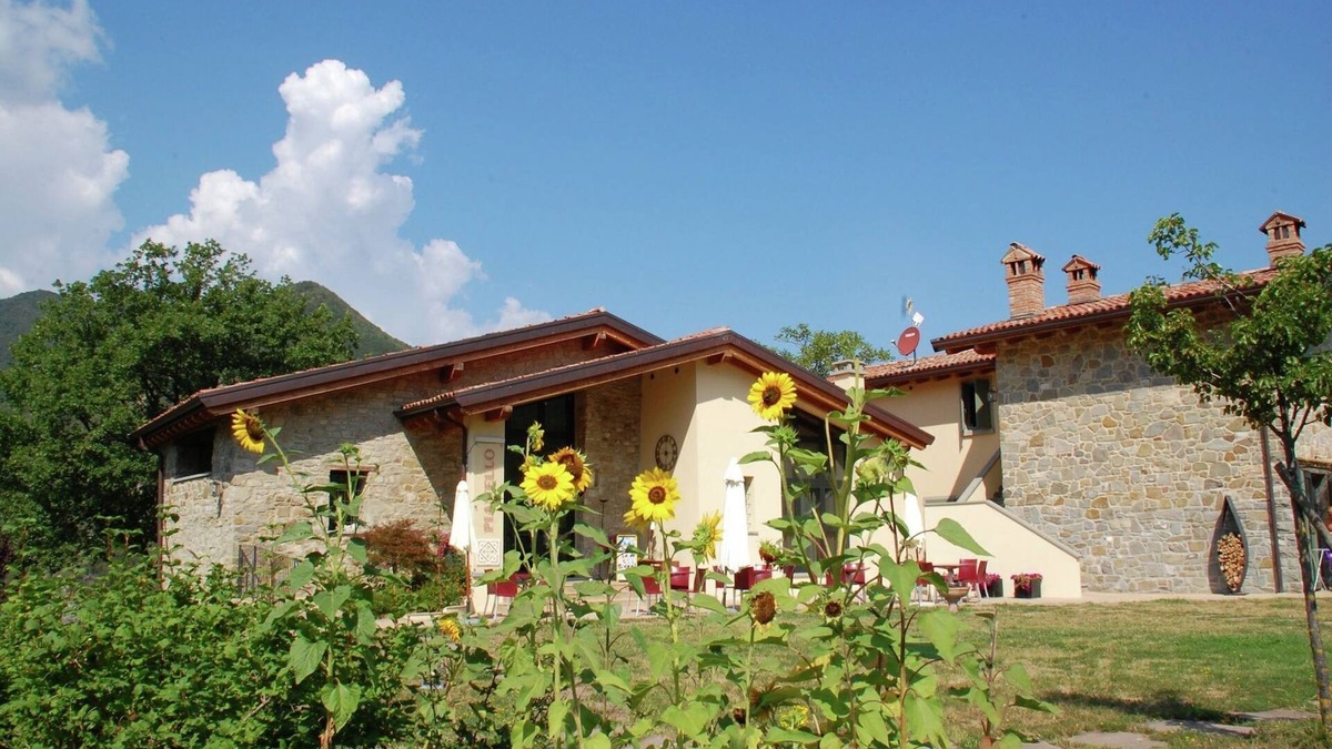 Lizzano in Belvedere House | Farmhouse in Imola with Pool & Waterfalls Nearby