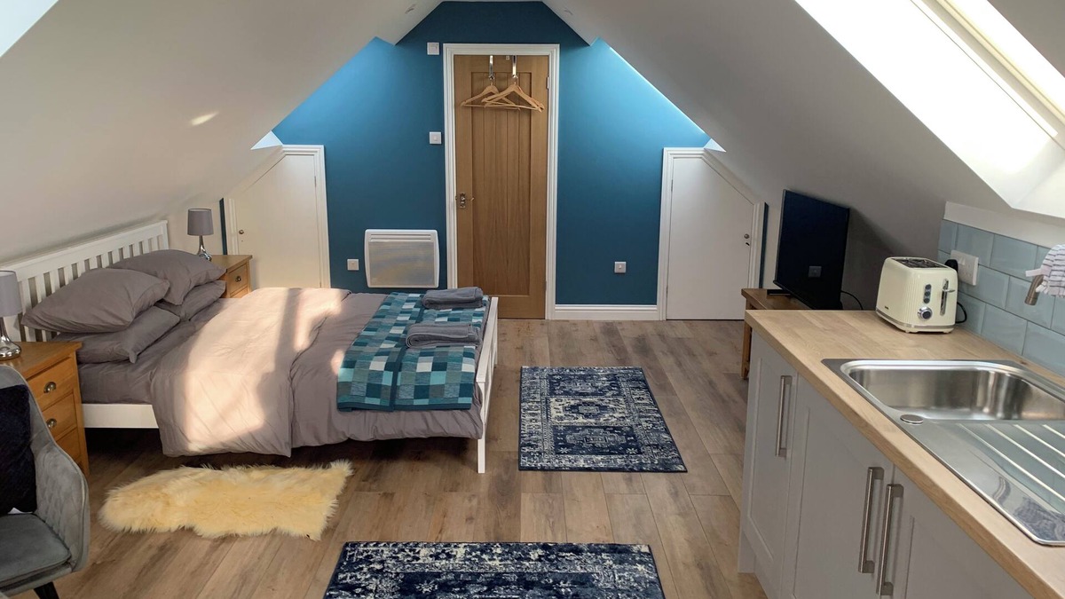 West End Apartment | Farmhouse Loft Studio in rural location with parking