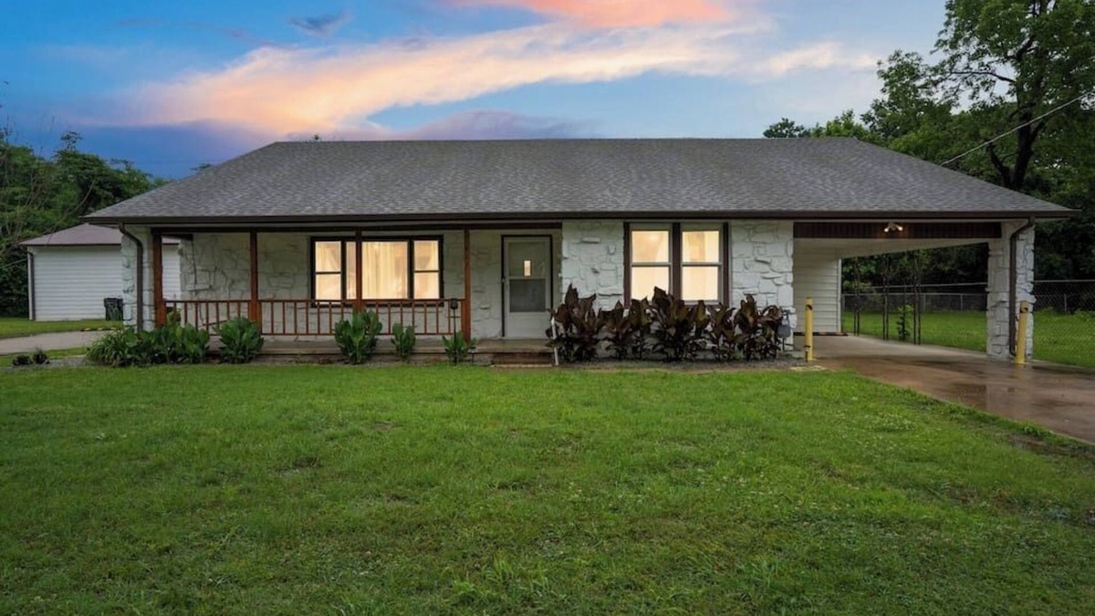 Tulsa House | Farmhouse on 1 Acre | Big Driveway | DT 5 miles