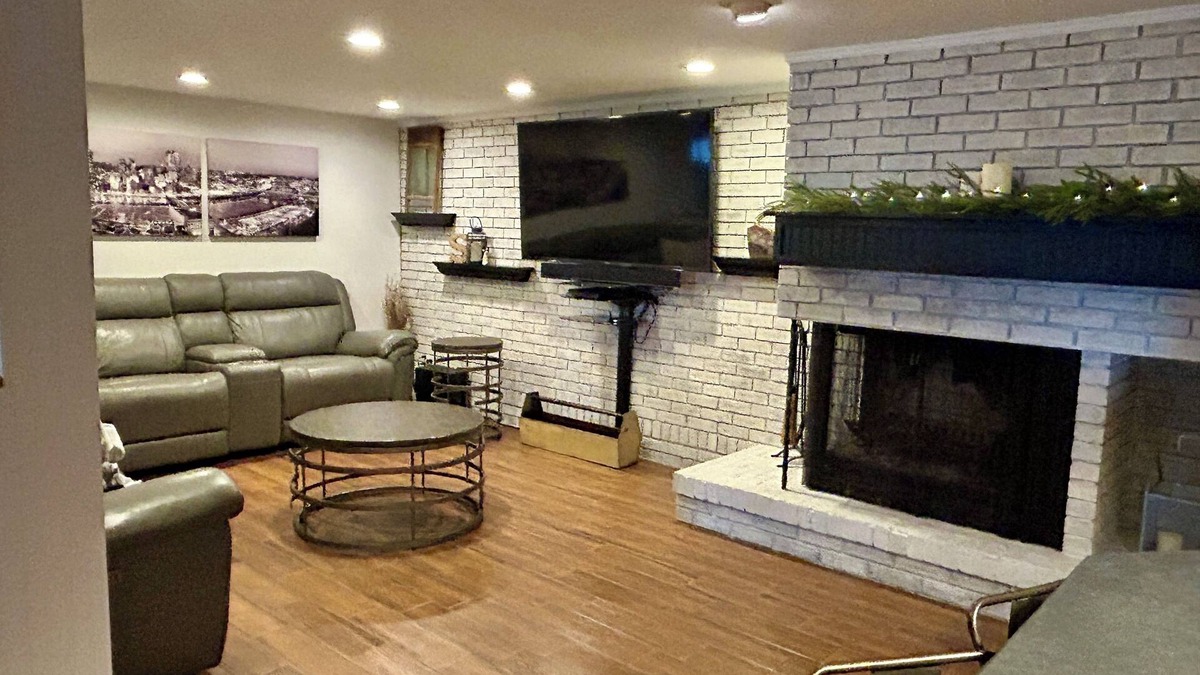 West End House | FARMHOUSE ON FIRST- SUPER close to CASV - Spacious 5-bedroom home