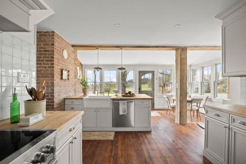 Valatie House | Farmhouse Retreat, Outdoor Dining, Fire-Pit, Fast Wifi, Golf and 3-Acre Privacy