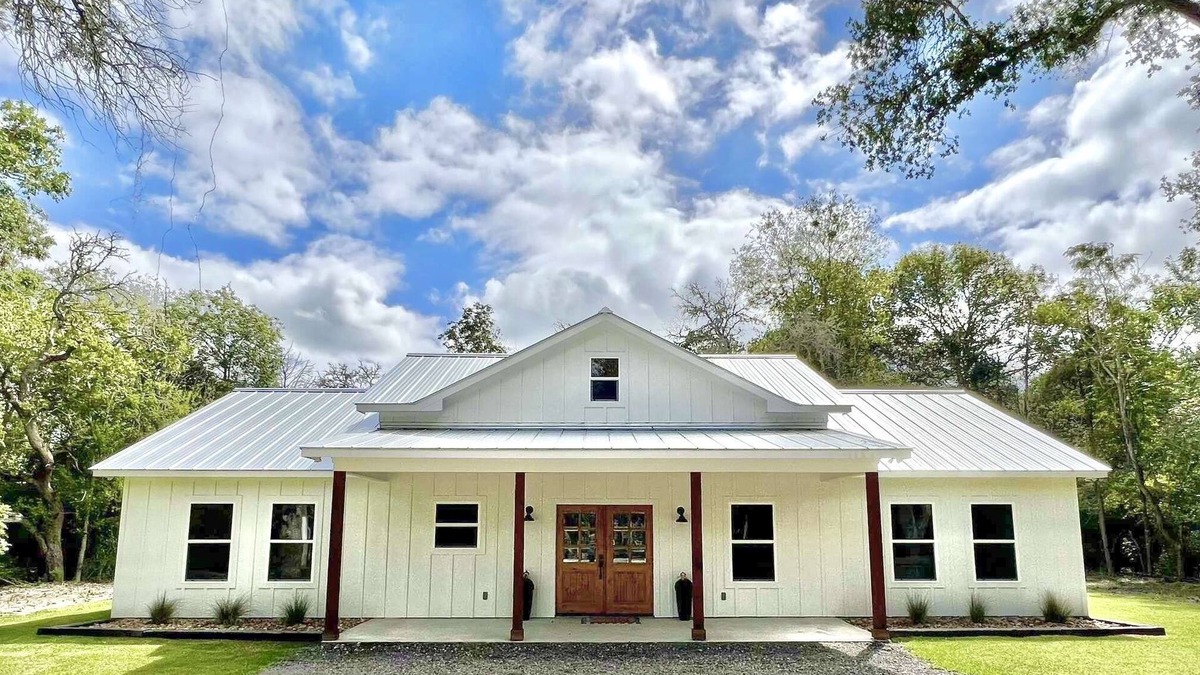 Fayetteville Other | Farmhouse Retreat under the Oaks, located close to Round Top