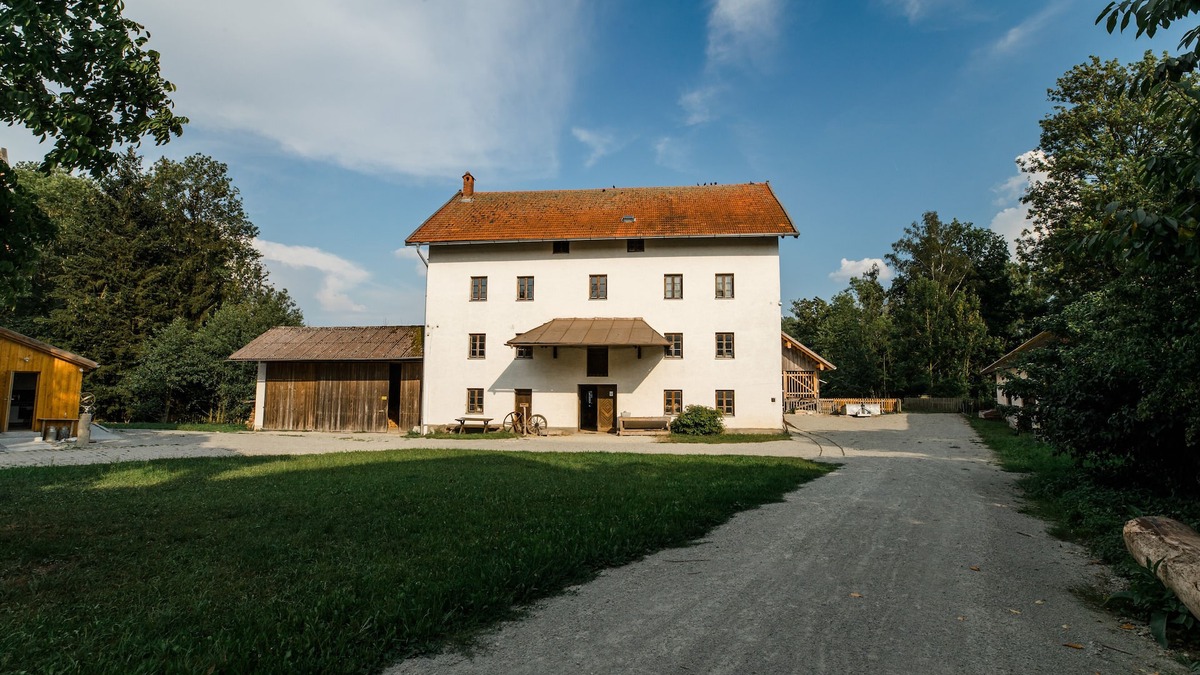 Eggenfelden House | Farmhouse right on the water
