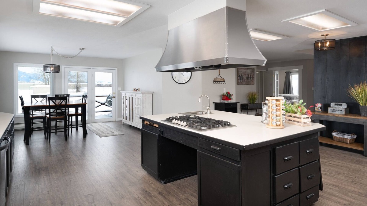Bozeman Other | Farmhouse Sweet Farmhouse! Pet Friendly with Tremendous Mountain Views!