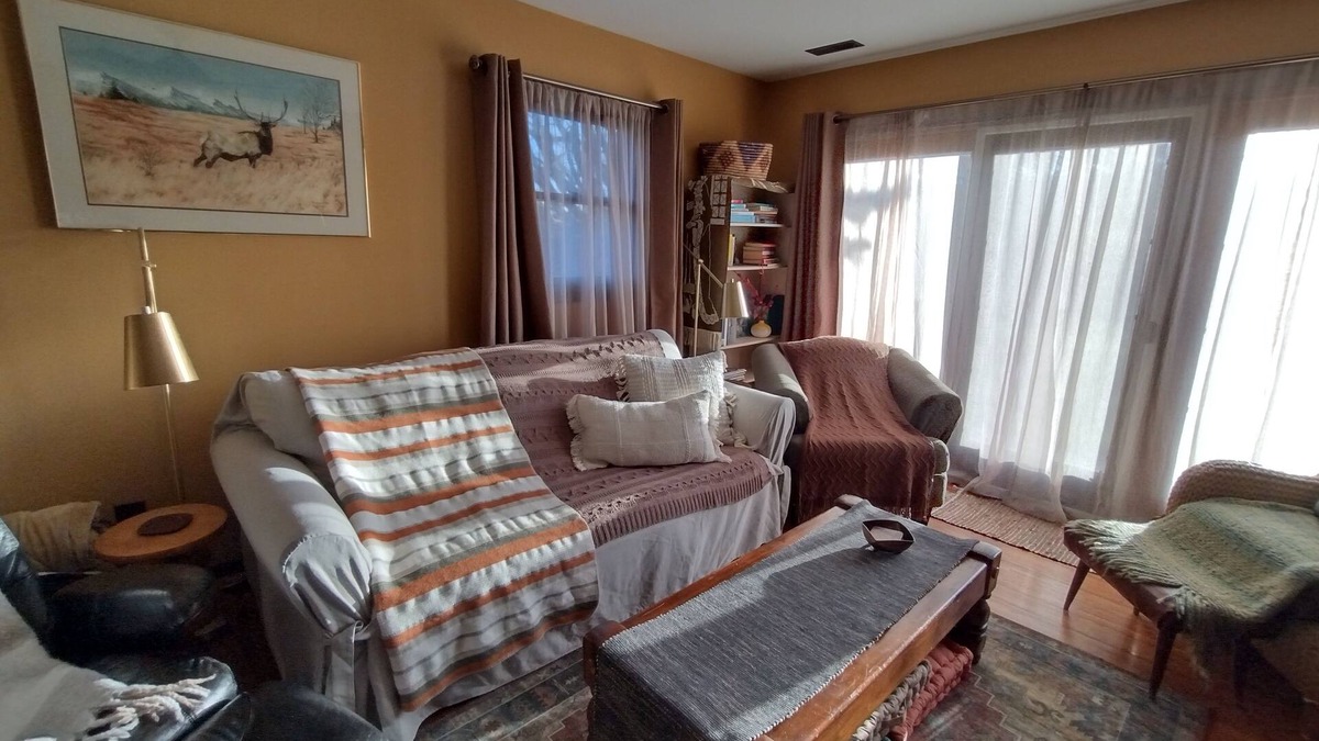 Alden House | Farmhouse w/hottub room close to slopes & shores!