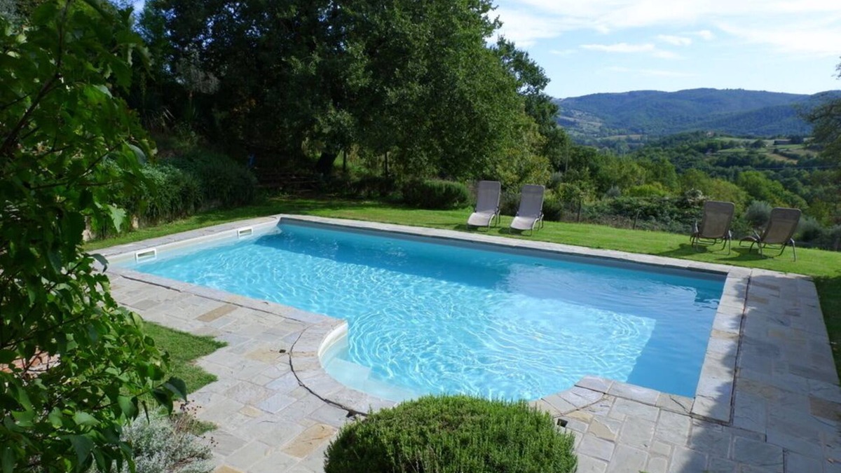 Lisciano Niccone House | Farmhouse with Pool in a Village in Umbria Perfect for Groups and Families