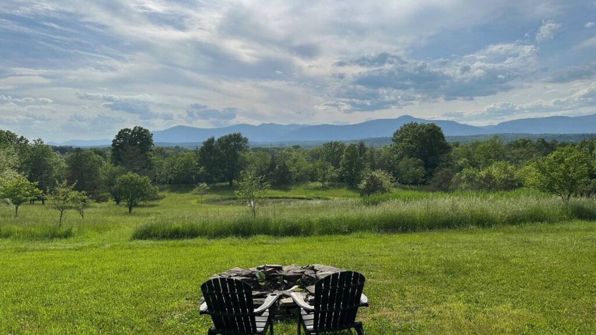 Germantown House | Farmhouse with undisturbed, magical views and european decoration