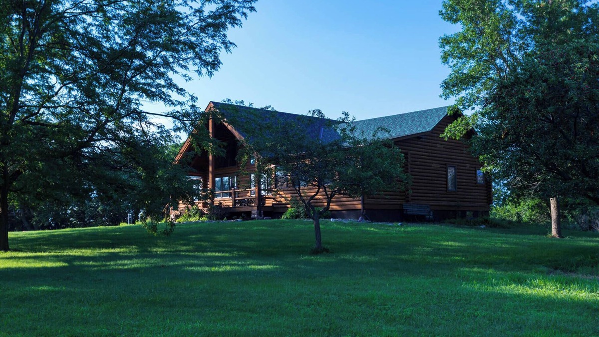 Ames House | Farmstead Lodge: Your Serene Log Cabin Retreat with AC, WiFi