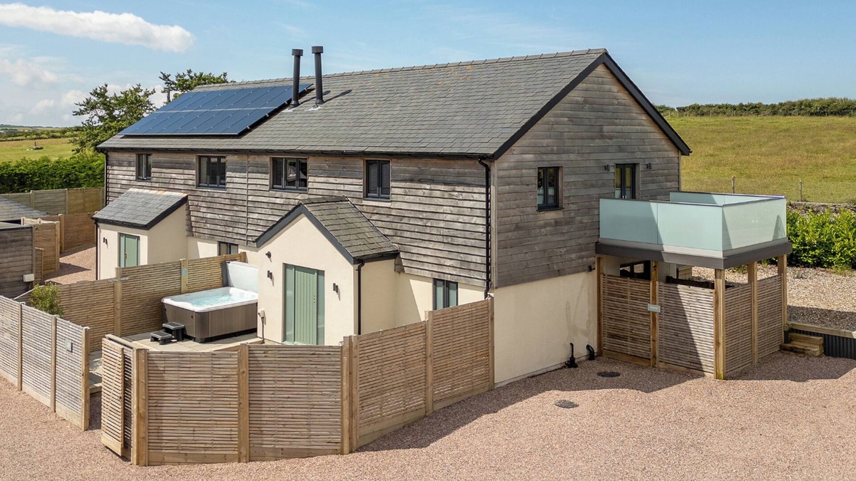 Llanfechell Cottage | FARMYARD HOUSE, pet friendly, luxury holiday cottage in Llanfechell