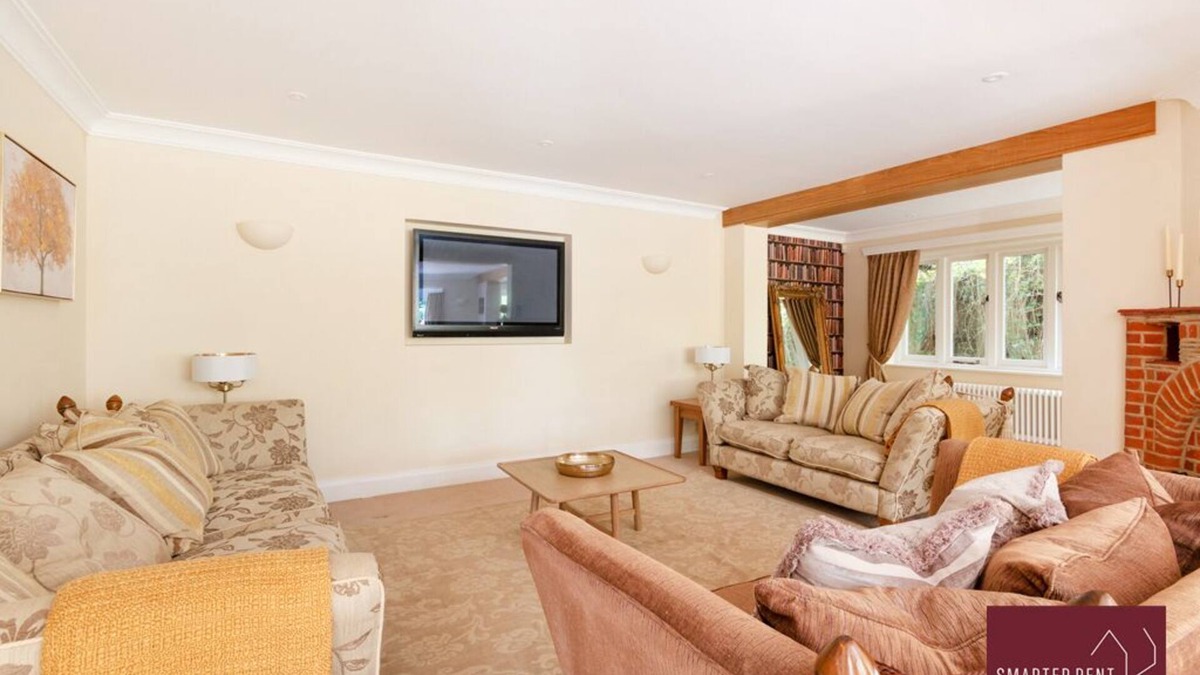 Rushmoor District House | Farnborough - Gated Entrance, Driveway, Garden