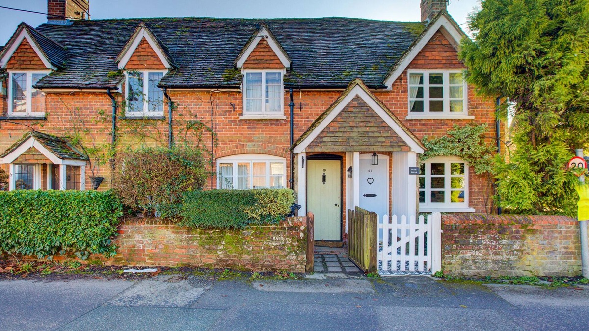 Crondall Cottage | Farnham Cosy Country Cottage