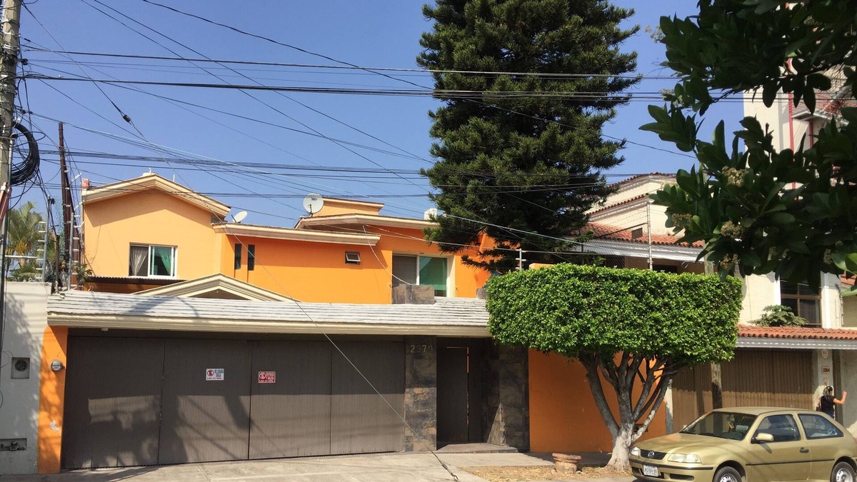 Zona Expo House | Faro Expo GDL for 12 pp near Plaza del Sol. Pet friendly. Steps from the expo.