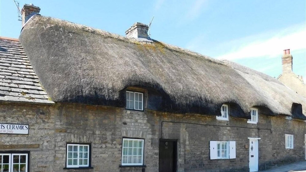 Corfe Castle Village Cottage | FARRIER'S LODGE, romantic, with a garden in Corfe Castle