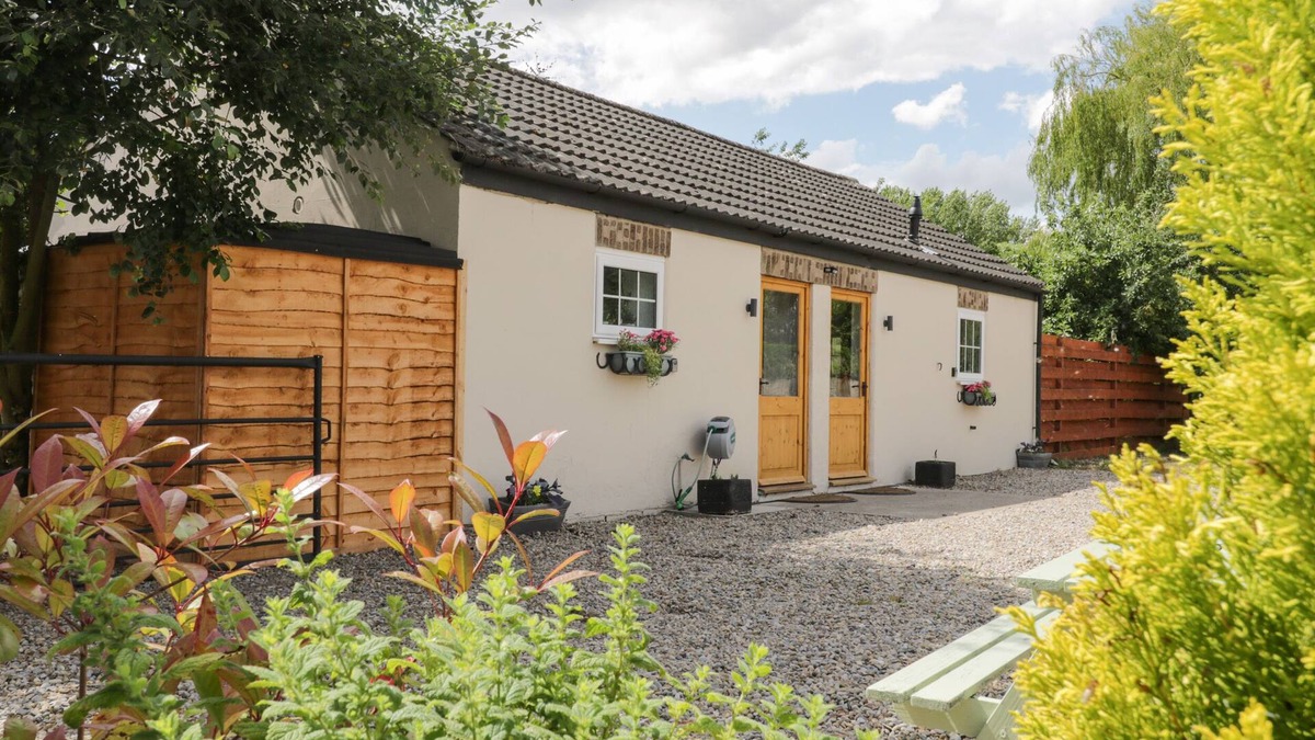Storwood Cottage | FARRIER'S LODGE, with hot tub in Seaton Ross