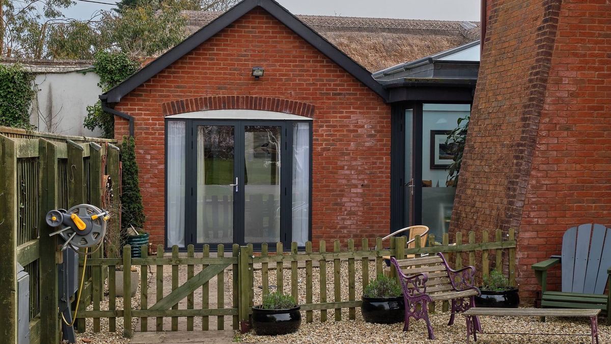 Budleigh Salterton Cottage | FARRIERS RETREAT, pet friendly, with a garden in Budleigh Salterton