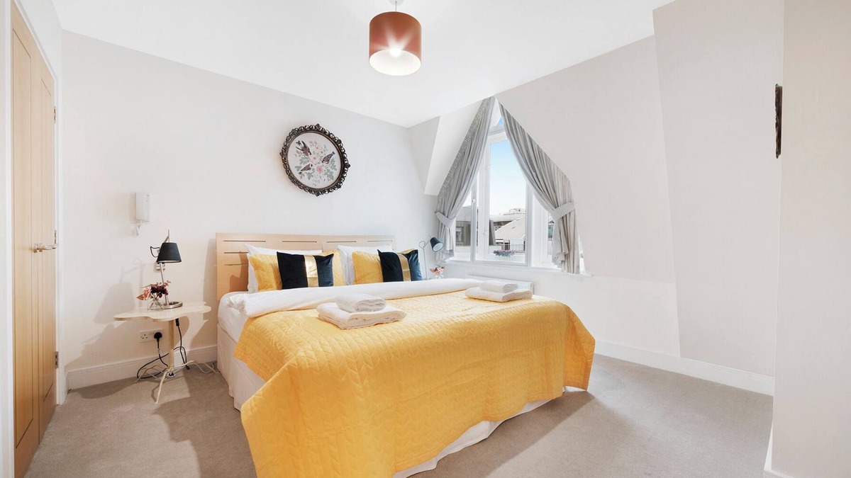 Farringdon Apartment | Farringdon Penthouse | Spacious 3 Bedroom 2 Bath