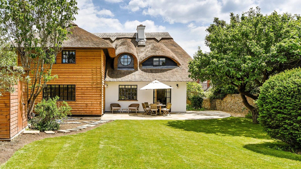 West Wittering Cottage | Farthings by inspirestays-com - a cottage with pool that sleeps 9 guests (6 adults max) in 4 bedroom