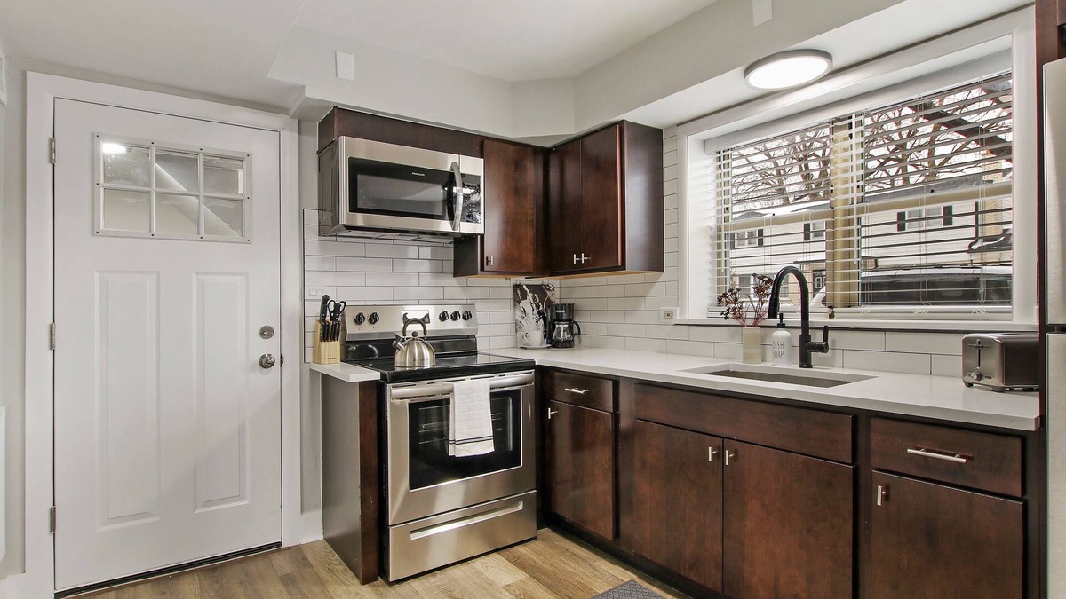 Skokie Apartment | Fascinating 1BR Apartment in Skokie