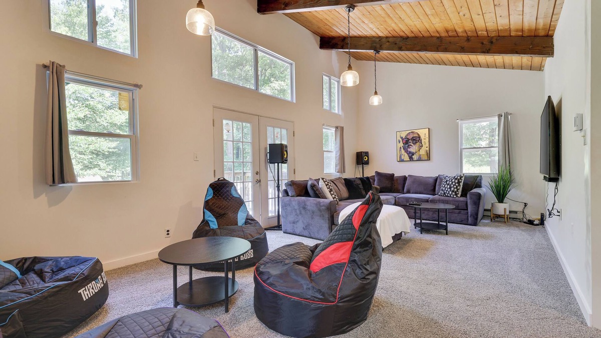 East Stroudsburg House | Fast Wifi/Lake/Water Park/Events/Gatherings/Firepit/Theater/AC