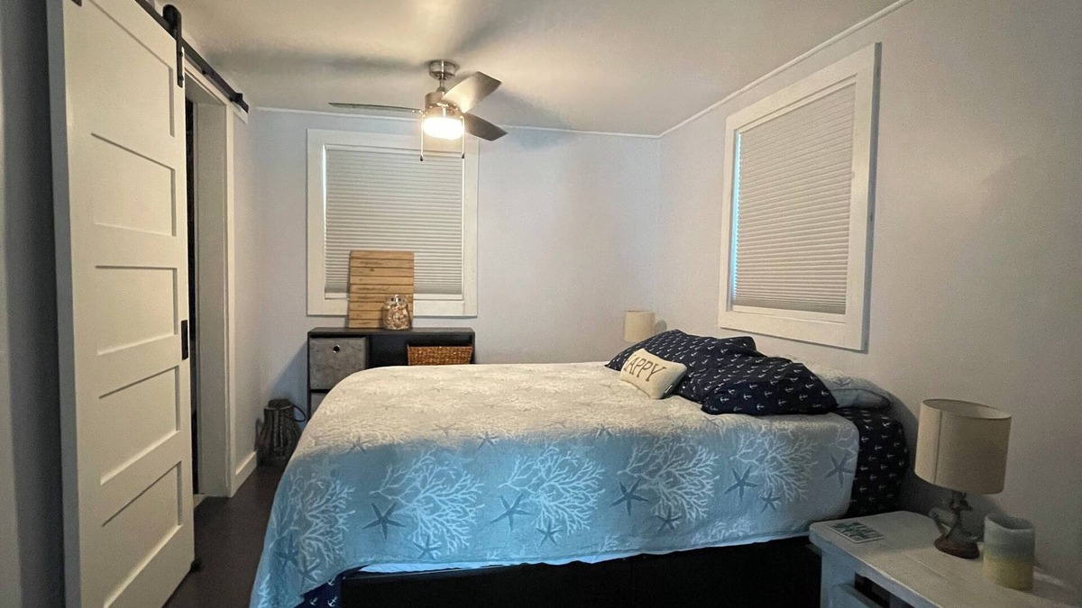 Onsted Cottage | *Faster Horses /Nascar* *Lakefront Cottage/Key West Vibe* Kayaks/Paddle Boat