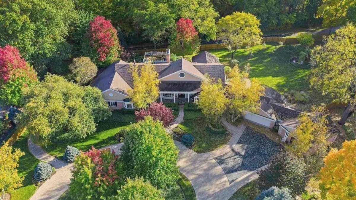 Rockford House | Father of the Bride Private Estate with Pool & Hot Tub - Sleeps 25