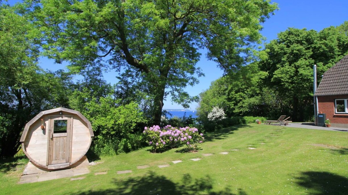 Steinbergkirche House | Favorite place by the sea - beach house on Mühlendamm with sea view, garden, oven and