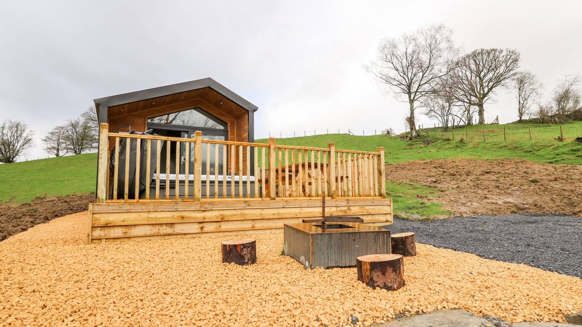 Llandrindod Wells Cottage | FAWN’S REST, romantic, with hot tub in Rhayader