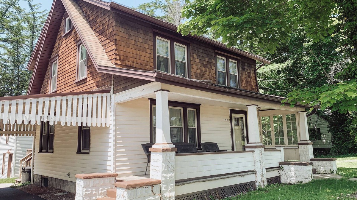 Williamsport House | Faxon Family Craftsman 3-bedroom house in Williamsport with AC, WiFi