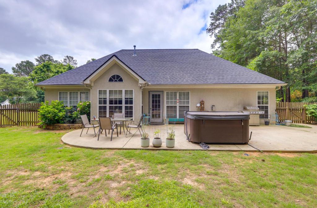 Fayetteville House | Fayetteville Retreat with Hot Tub and Fenced Yard