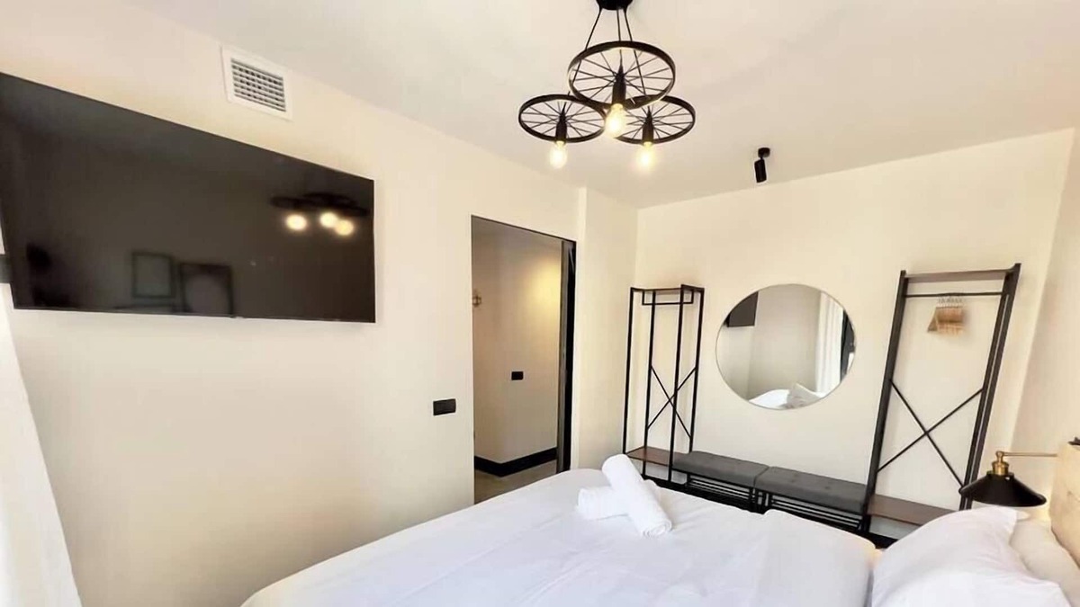 Almendrales Apartment | FD/ Beautiful and bright apartment. Parking. Wifi