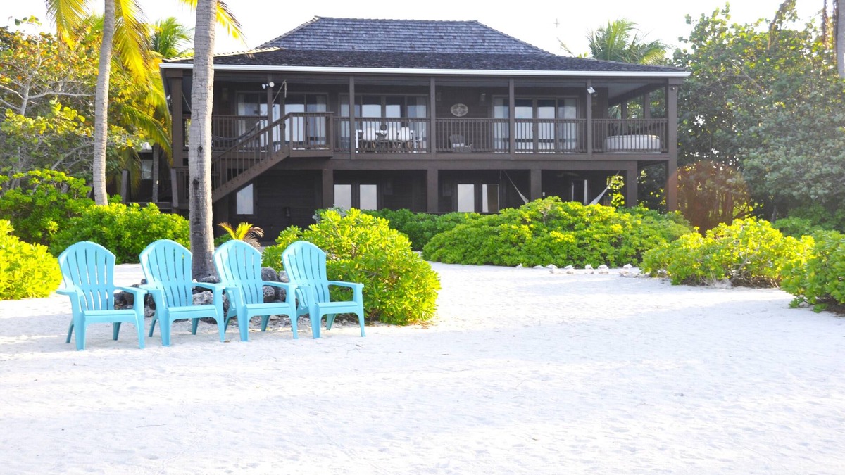 Tibbett's Turn Apartment | Featherstone - Downstairs Beach Front Apartment