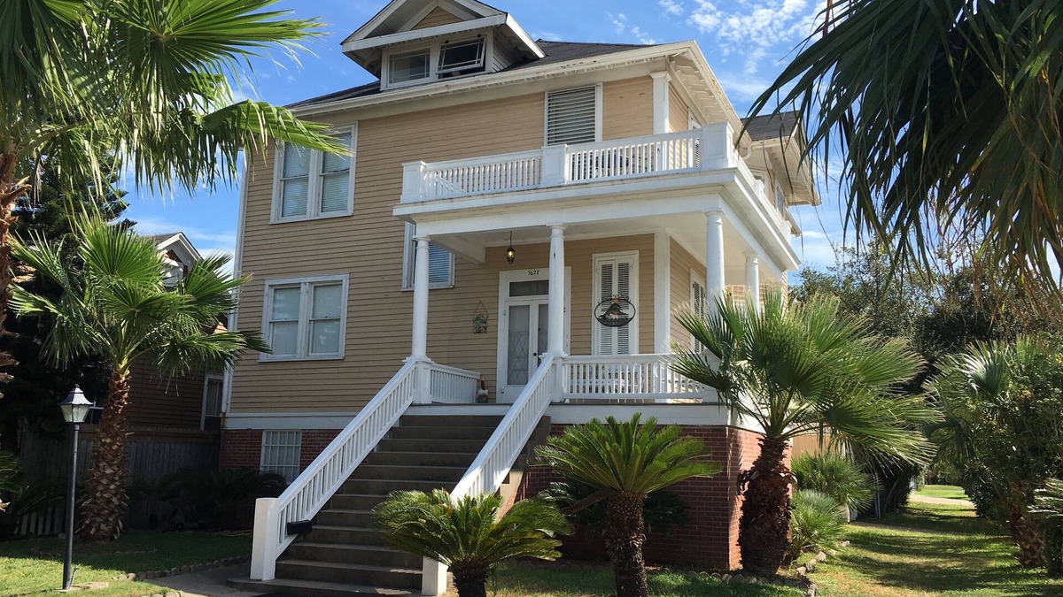 San Jacinto House | Featured in Oct Coast Magazine! Pirate House with mini nightclub & Pirate Pub!