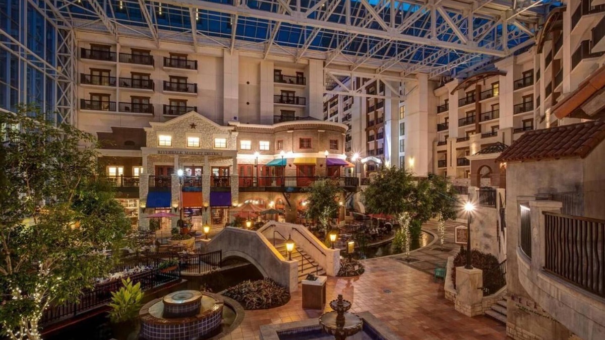 Grapevine Apartment | Featuring a 10-acre outdoor pool facility and a European-style spa .
