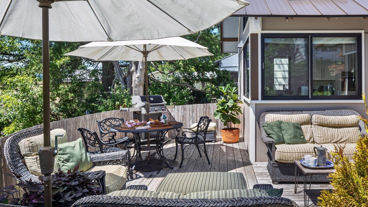 Hudson House | Federal style house on Armory Square in downtown Hudson
