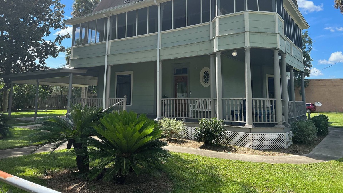 Williston House | Feel at home in comfortable Williston Historic Hm close to everything you need.