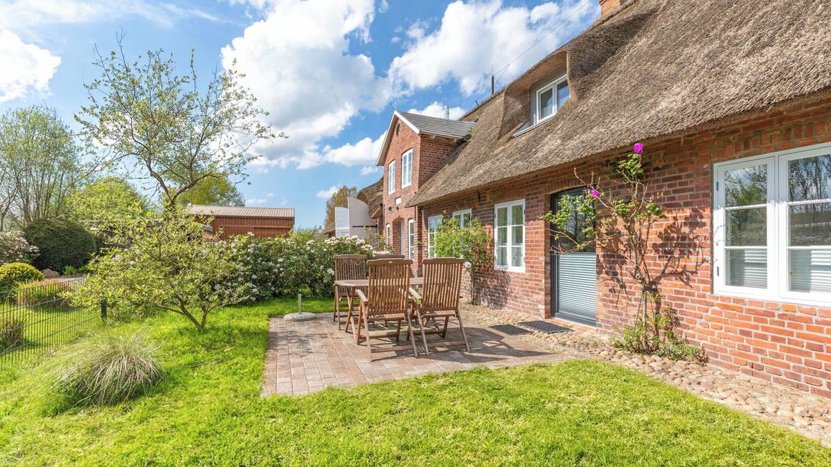 Wobbenbull Apartment | Feel-good atmosphere under thatched roof in the beautiful vacation apartment "Wa