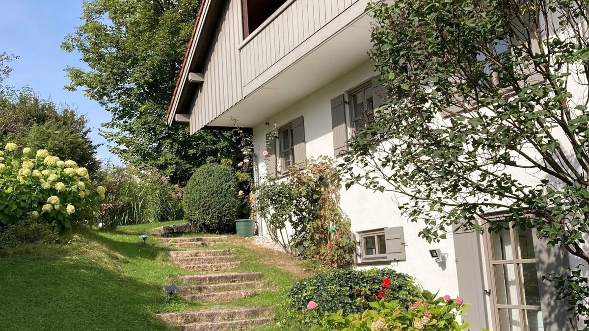 Lenggries House | Feel-good holiday home by the stream with a large garden and Brauneck mountain view