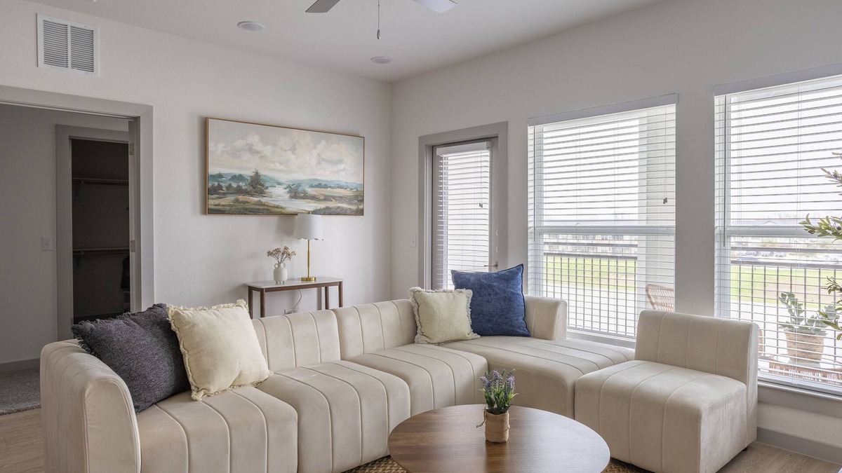 Richmond Apartment | Feel@Home I Rosenberg I Lakeview